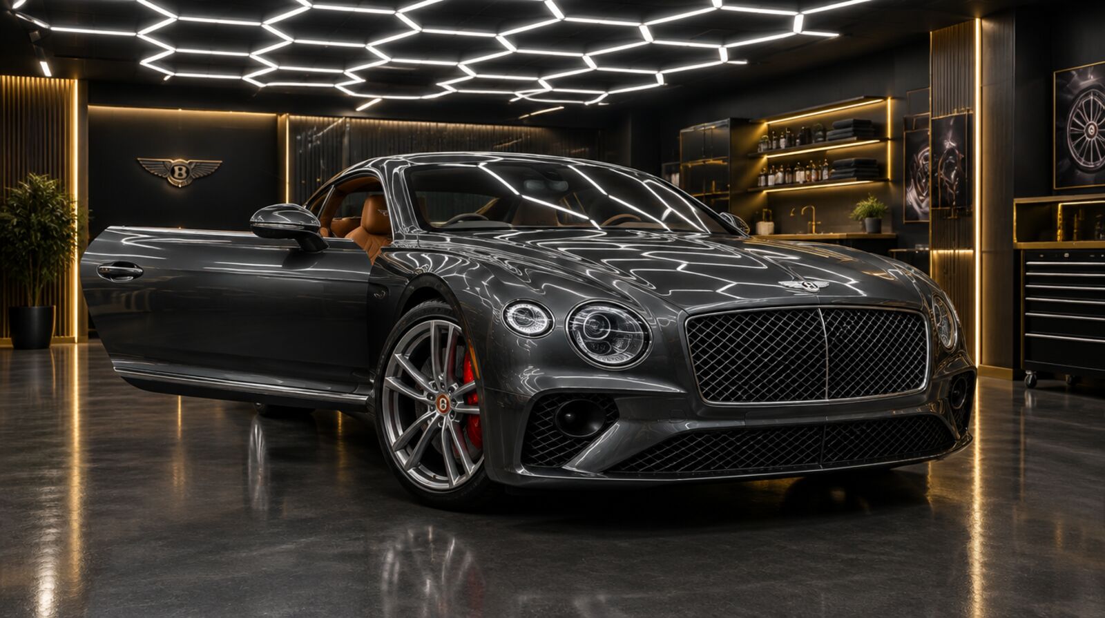 Donkergrijze Bentley Continental GT onder het honingraatplafond van de studio