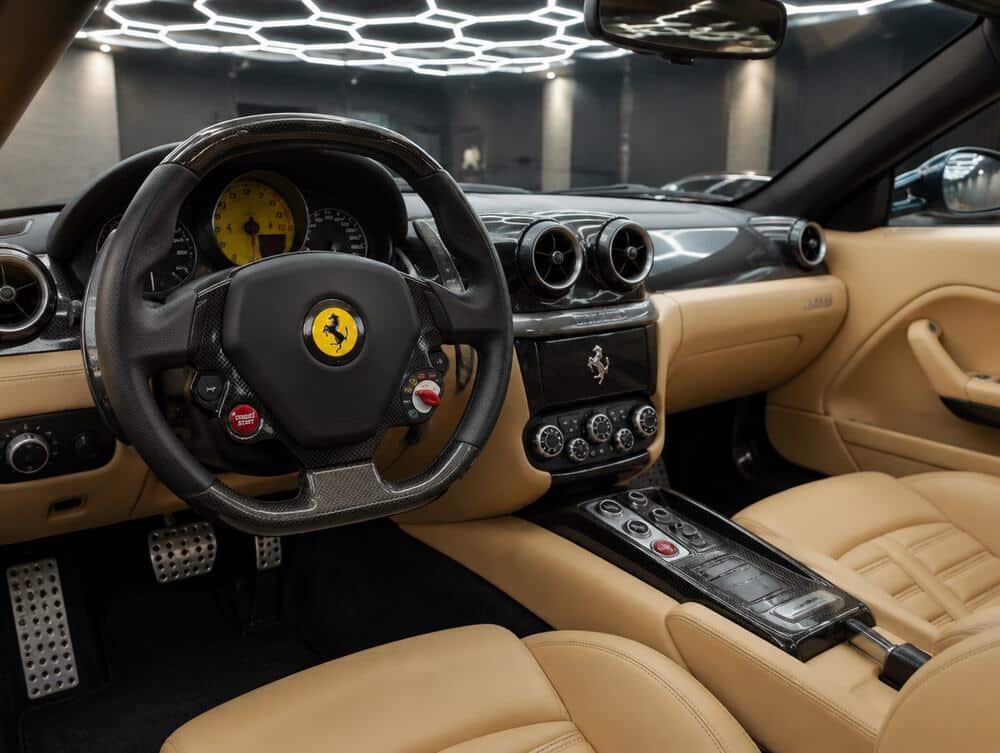 Interieur van een Ferrari 599 GTB met leder en F1-schakelflippers (sfeerbeeld)