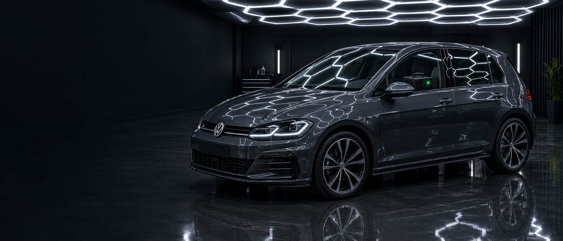 Volkswagen Golf met een ozongenerator in de afgesloten studio