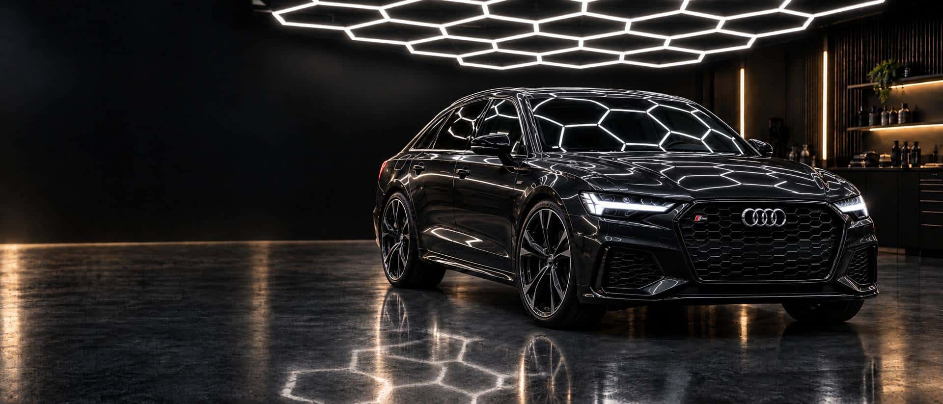 Zwarte Audi A6 onder het honingraatplafond van de N.A.S-studio